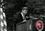 Immagine di John F Kennedy indirizzamento università americana inizio Washington DC USA, 1963, secondo 44 filmato di repertorio 65675034024