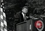 Immagine di John F Kennedy indirizzamento università americana inizio Washington DC USA, 1963, secondo 45 filmato di repertorio 65675034024