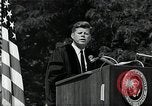 Immagine di John F Kennedy indirizzamento università americana inizio Washington DC USA, 1963, secondo 50 filmato di repertorio 65675034024