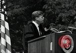 Immagine di John F Kennedy indirizzamento università americana inizio Washington DC USA, 1963, secondo 53 filmato di repertorio 65675034024