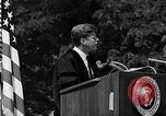 Immagine di John F Kennedy indirizzamento università americana inizio Washington DC USA, 1963, secondo 56 filmato di repertorio 65675034024
