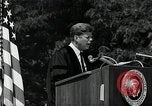 Immagine di John F Kennedy indirizzamento università americana inizio Washington DC USA, 1963, secondo 62 filmato di repertorio 65675034024