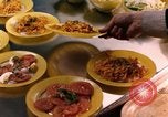 Immagine di I funzionari della NATO il pranzo e discussioni Parigi Francia, 1961, secondo 18 filmato di repertorio 65675034030