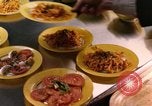 Immagine di I funzionari della NATO il pranzo e discussioni Parigi Francia, 1961, secondo 22 filmato di repertorio 65675034030