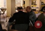 Immagine di I funzionari della NATO il pranzo e discussioni Parigi Francia, 1961, secondo 44 filmato di repertorio 65675034030