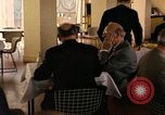 Immagine di I funzionari della NATO il pranzo e discussioni Parigi Francia, 1961, secondo 49 filmato di repertorio 65675034030