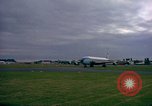 Standbild US-Präsidenten John F Kennedy's Flug abheben Wiesbaden Deutschland, 1963, aus Sekunde 4 historischem Filmmaterial Videoclip 65675034039