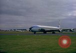 Standbild US-Präsidenten John F Kennedy's Flug abheben Wiesbaden Deutschland, 1963, aus Sekunde 6 historischem Filmmaterial Videoclip 65675034039