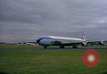 Standbild US-Präsidenten John F Kennedy's Flug abheben Wiesbaden Deutschland, 1963, aus Sekunde 7 historischem Filmmaterial Videoclip 65675034039
