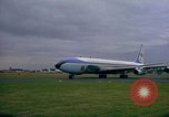 Standbild US-Präsidenten John F Kennedy's Flug abheben Wiesbaden Deutschland, 1963, aus Sekunde 8 historischem Filmmaterial Videoclip 65675034039