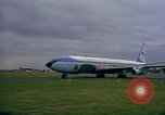 Standbild US-Präsidenten John F Kennedy's Flug abheben Wiesbaden Deutschland, 1963, aus Sekunde 9 historischem Filmmaterial Videoclip 65675034039