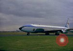 Standbild US-Präsidenten John F Kennedy's Flug abheben Wiesbaden Deutschland, 1963, aus Sekunde 10 historischem Filmmaterial Videoclip 65675034039