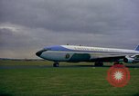 Standbild US-Präsidenten John F Kennedy's Flug abheben Wiesbaden Deutschland, 1963, aus Sekunde 11 historischem Filmmaterial Videoclip 65675034039