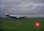 Standbild US-Präsidenten John F Kennedy's Flug abheben Wiesbaden Deutschland, 1963, aus Sekunde 13 historischem Filmmaterial Videoclip 65675034039