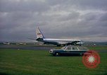 Standbild US-Präsidenten John F Kennedy's Flug abheben Wiesbaden Deutschland, 1963, aus Sekunde 17 historischem Filmmaterial Videoclip 65675034039