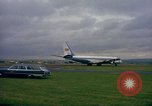 Standbild US-Präsidenten John F Kennedy's Flug abheben Wiesbaden Deutschland, 1963, aus Sekunde 20 historischem Filmmaterial Videoclip 65675034039