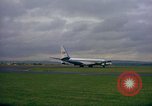 Standbild US-Präsidenten John F Kennedy's Flug abheben Wiesbaden Deutschland, 1963, aus Sekunde 23 historischem Filmmaterial Videoclip 65675034039