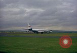 Standbild US-Präsidenten John F Kennedy's Flug abheben Wiesbaden Deutschland, 1963, aus Sekunde 24 historischem Filmmaterial Videoclip 65675034039