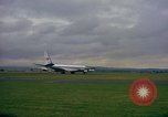 Standbild US-Präsidenten John F Kennedy's Flug abheben Wiesbaden Deutschland, 1963, aus Sekunde 25 historischem Filmmaterial Videoclip 65675034039