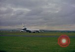 Standbild US-Präsidenten John F Kennedy's Flug abheben Wiesbaden Deutschland, 1963, aus Sekunde 26 historischem Filmmaterial Videoclip 65675034039