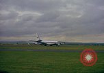 Standbild US-Präsidenten John F Kennedy's Flug abheben Wiesbaden Deutschland, 1963, aus Sekunde 27 historischem Filmmaterial Videoclip 65675034039