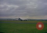 Standbild US-Präsidenten John F Kennedy's Flug abheben Wiesbaden Deutschland, 1963, aus Sekunde 28 historischem Filmmaterial Videoclip 65675034039