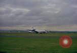 Standbild US-Präsidenten John F Kennedy's Flug abheben Wiesbaden Deutschland, 1963, aus Sekunde 29 historischem Filmmaterial Videoclip 65675034039