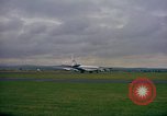 Standbild US-Präsidenten John F Kennedy's Flug abheben Wiesbaden Deutschland, 1963, aus Sekunde 30 historischem Filmmaterial Videoclip 65675034039