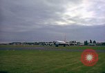 Standbild US-Präsidenten John F Kennedy's Flug abheben Wiesbaden Deutschland, 1963, aus Sekunde 32 historischem Filmmaterial Videoclip 65675034039