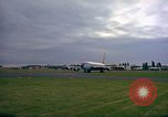 Standbild US-Präsidenten John F Kennedy's Flug abheben Wiesbaden Deutschland, 1963, aus Sekunde 34 historischem Filmmaterial Videoclip 65675034039