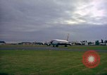 Standbild US-Präsidenten John F Kennedy's Flug abheben Wiesbaden Deutschland, 1963, aus Sekunde 35 historischem Filmmaterial Videoclip 65675034039