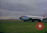 Standbild US-Präsidenten John F Kennedy's Flug abheben Wiesbaden Deutschland, 1963, aus Sekunde 41 historischem Filmmaterial Videoclip 65675034039