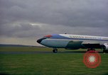 Standbild US-Präsidenten John F Kennedy's Flug abheben Wiesbaden Deutschland, 1963, aus Sekunde 43 historischem Filmmaterial Videoclip 65675034039