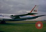 Standbild US-Präsidenten John F Kennedy's Flug abheben Wiesbaden Deutschland, 1963, aus Sekunde 48 historischem Filmmaterial Videoclip 65675034039