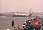 Standbild US-Präsident John F Kennedy eintrifft Kaserne Fliegerhorst Post Hanau Deutschland, 1963, aus Sekunde 4 historischem Filmmaterial Videoclip 65675034040