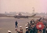 Standbild US-Präsident John F Kennedy eintrifft Kaserne Fliegerhorst Post Hanau Deutschland, 1963, aus Sekunde 6 historischem Filmmaterial Videoclip 65675034040