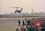Standbild US-Präsident John F Kennedy eintrifft Kaserne Fliegerhorst Post Hanau Deutschland, 1963, aus Sekunde 14 historischem Filmmaterial Videoclip 65675034040