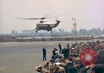 Standbild US-Präsident John F Kennedy eintrifft Kaserne Fliegerhorst Post Hanau Deutschland, 1963, aus Sekunde 15 historischem Filmmaterial Videoclip 65675034040