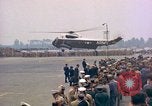Standbild US-Präsident John F Kennedy eintrifft Kaserne Fliegerhorst Post Hanau Deutschland, 1963, aus Sekunde 22 historischem Filmmaterial Videoclip 65675034040