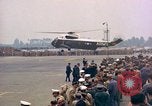 Standbild US-Präsident John F Kennedy eintrifft Kaserne Fliegerhorst Post Hanau Deutschland, 1963, aus Sekunde 23 historischem Filmmaterial Videoclip 65675034040