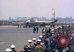 Standbild US-Präsident John F Kennedy eintrifft Kaserne Fliegerhorst Post Hanau Deutschland, 1963, aus Sekunde 36 historischem Filmmaterial Videoclip 65675034040