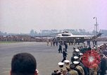 Standbild US-Präsident John F Kennedy eintrifft Kaserne Fliegerhorst Post Hanau Deutschland, 1963, aus Sekunde 43 historischem Filmmaterial Videoclip 65675034040