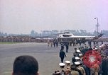 Standbild US-Präsident John F Kennedy eintrifft Kaserne Fliegerhorst Post Hanau Deutschland, 1963, aus Sekunde 44 historischem Filmmaterial Videoclip 65675034040