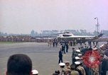 Standbild US-Präsident John F Kennedy eintrifft Kaserne Fliegerhorst Post Hanau Deutschland, 1963, aus Sekunde 45 historischem Filmmaterial Videoclip 65675034040