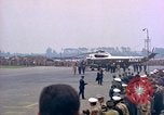 Standbild US-Präsident John F Kennedy eintrifft Kaserne Fliegerhorst Post Hanau Deutschland, 1963, aus Sekunde 47 historischem Filmmaterial Videoclip 65675034040