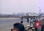 Standbild US-Präsident John F Kennedy eintrifft Kaserne Fliegerhorst Post Hanau Deutschland, 1963, aus Sekunde 49 historischem Filmmaterial Videoclip 65675034040