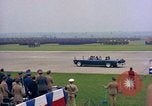 Standbild US-Präsident John F Kennedy eintrifft Kaserne Fliegerhorst Post Hanau Deutschland, 1963, aus Sekunde 58 historischem Filmmaterial Videoclip 65675034040