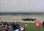 Standbild US-Präsident John F Kennedy eintrifft Kaserne Fliegerhorst Post Hanau Deutschland, 1963, aus Sekunde 59 historischem Filmmaterial Videoclip 65675034040