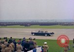 Standbild US-Präsident John F Kennedy eintrifft Kaserne Fliegerhorst Post Hanau Deutschland, 1963, aus Sekunde 60 historischem Filmmaterial Videoclip 65675034040