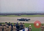Standbild US-Präsident John F Kennedy eintrifft Kaserne Fliegerhorst Post Hanau Deutschland, 1963, aus Sekunde 61 historischem Filmmaterial Videoclip 65675034040